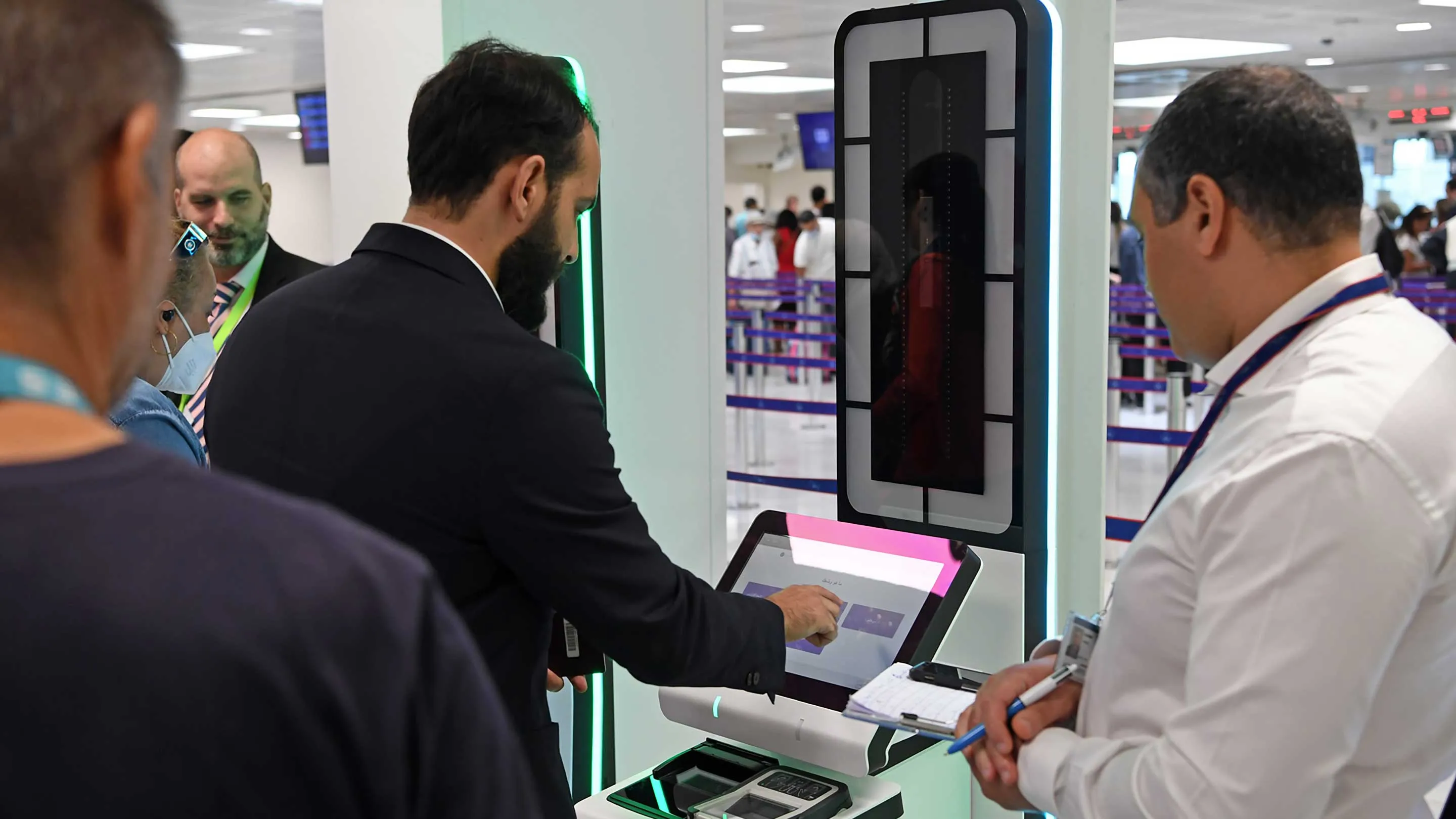 Traveler registering at an EES biometric border kiosk